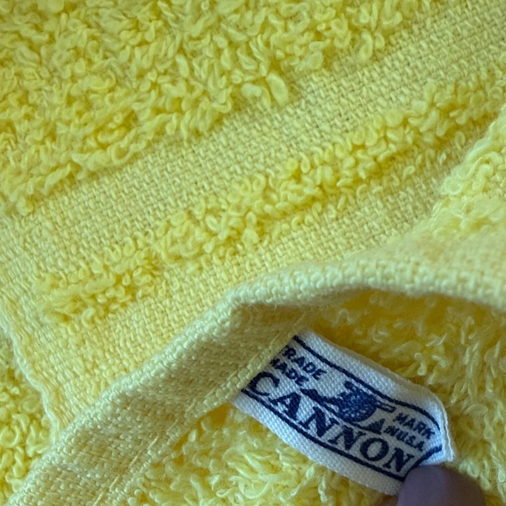 1970’s Cannon Floral Basket Embroidered Bath Towel. Granny Core. Made in USA.